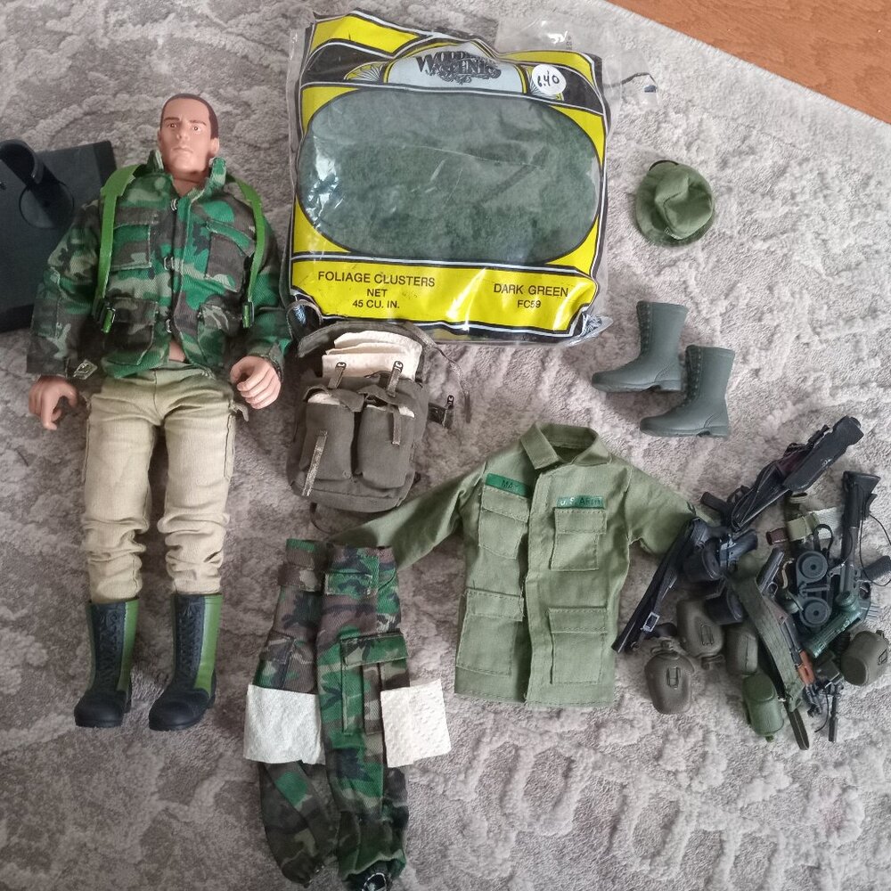 Army Figurine Doll w/ Playset (Brand New)
